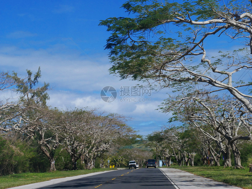 通往塞班国际机场的道路为驾车者提供了这个热带天图片