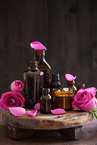 精油和玫瑰花香薰水疗香水图片