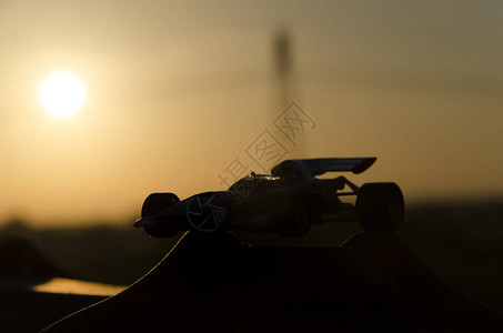 以日落为背景的经典赛车的形状图片