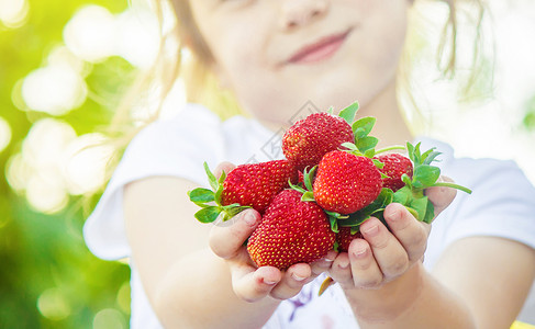 孩子和草莓图片