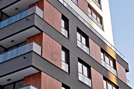 现代房地产具有现代公寓楼建筑细节的图片