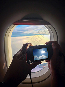 从平面窗口查看天空图片的相机时图片