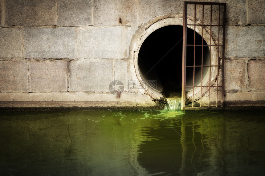 污水排入江城图片