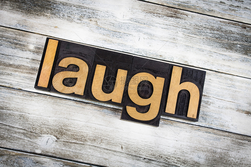 Laugh这个词是用木质纸写在白色洗过的图片