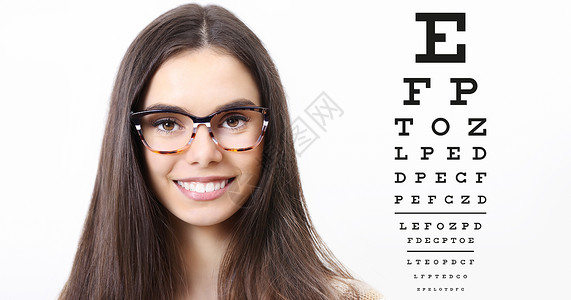 视力测试图表背景眼视检查眼科概念的镜像和眼神学概念上展示女图片
