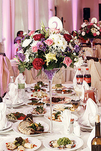 鲜花朵和在餐桌上的盛宴豪华婚礼招待会时尚装饰品和餐饮等数图片