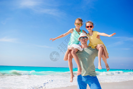 享受海滩暑假的父亲和孩子图片