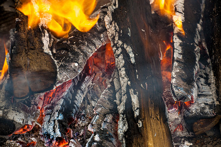 火焰背景木柴在露天的烤架上燃烧图片