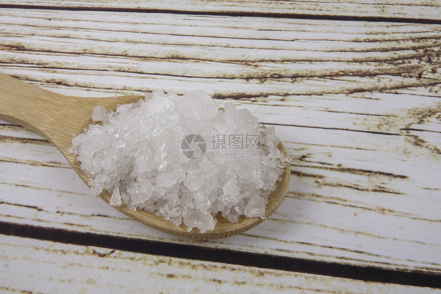 木制勺子中的海盐图片