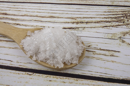 木制勺子中的海盐背景图片