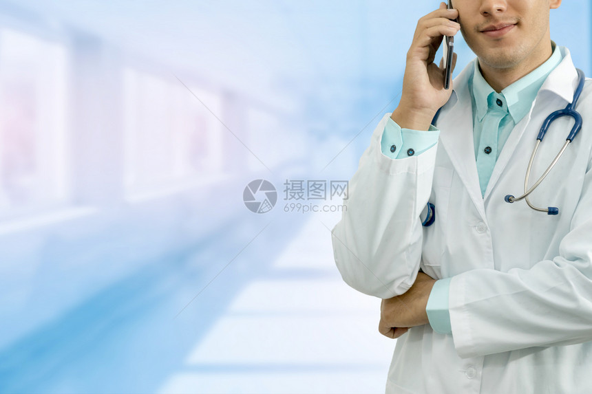 男医生在医院或医生办公室用手机说话图片