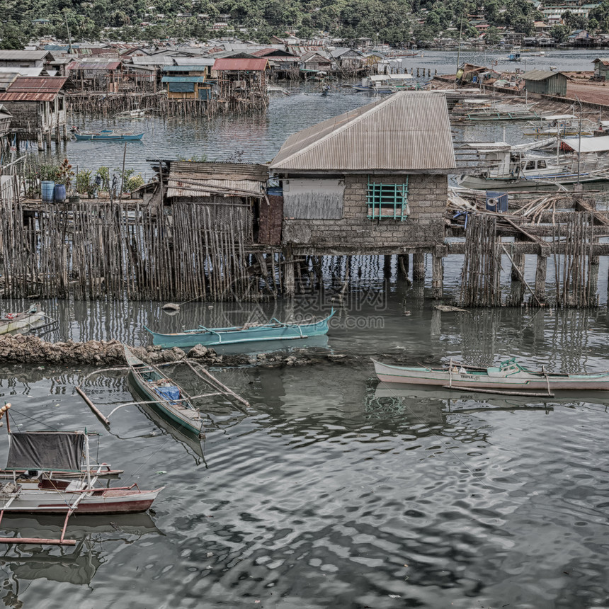 在贫民窟中为穷人建造模糊的Philipppines住房图片