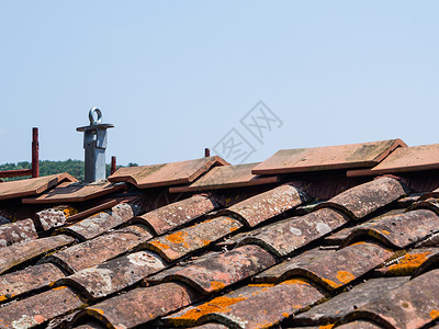 覆盖屋顶瓷砖和用防落系统遮盖以图片