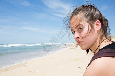 夏日沙滩上的悲伤女孩图片