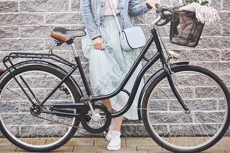 骑自行车的女人腿的低剖面图图片