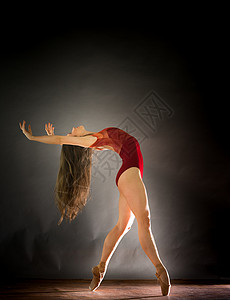 女芭蕾舞者靠在脚尖上背景图片