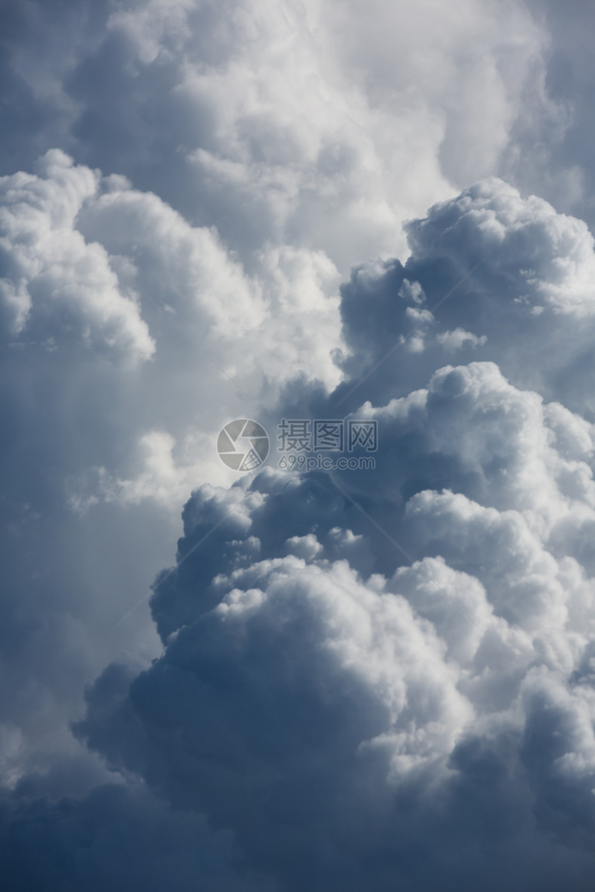 云与从云上方飞来图片