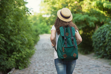 女孩去欧洲老城旅行图片