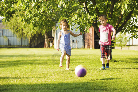 孩子们在农村后院玩彩球图片