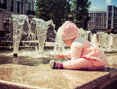 婴儿在喷泉边玩耍图片