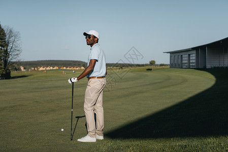 时尚的非洲男子白天在高尔夫图片