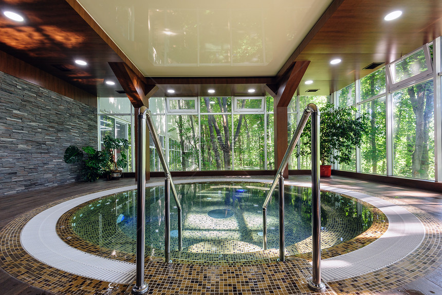 酒店水疗绿化区的大型豪华按摩浴缸图片