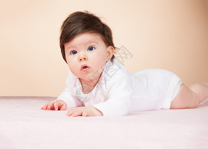 明亮的蓝眼睛美女6个月大的女婴图片