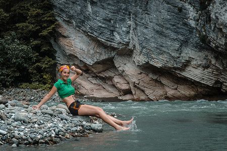 坐在山河里的旅游女孩图片