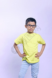 穿t恤的印度小孩图片