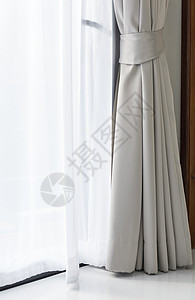 客厅的现代灰色和白色窗帘图片
