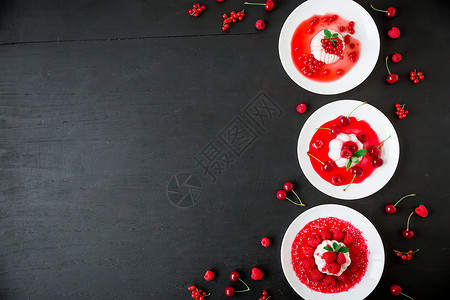 甜果冻白盘上的浆果在黑桌子上传统图片