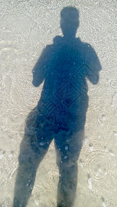 人影站在海水表面图片