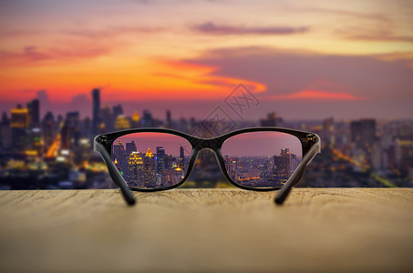 清晰的城市景观集中在现代时尚眼镜片上背景