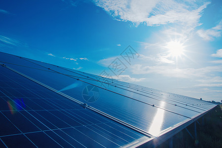 可再生能源发电厂使用太阳能电池板图片