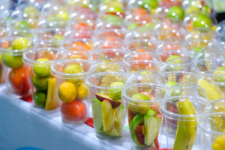 在泰国本地市场使用橙黄瓜苹果眼镜的清凉夏季饮料滑冰图片