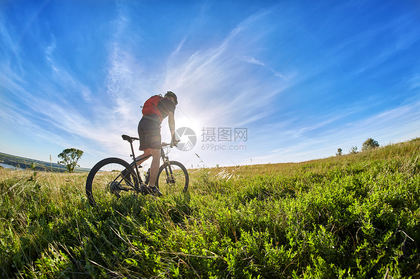 骑自行车的人与山地自行车的广角对美丽的风景图片