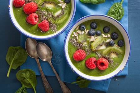绿色冰沙碗菠菜奇异果蓝莓酸橙香蕉配奇异子图片