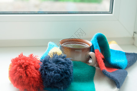 用围巾包在窗台上的一杯茶把图片