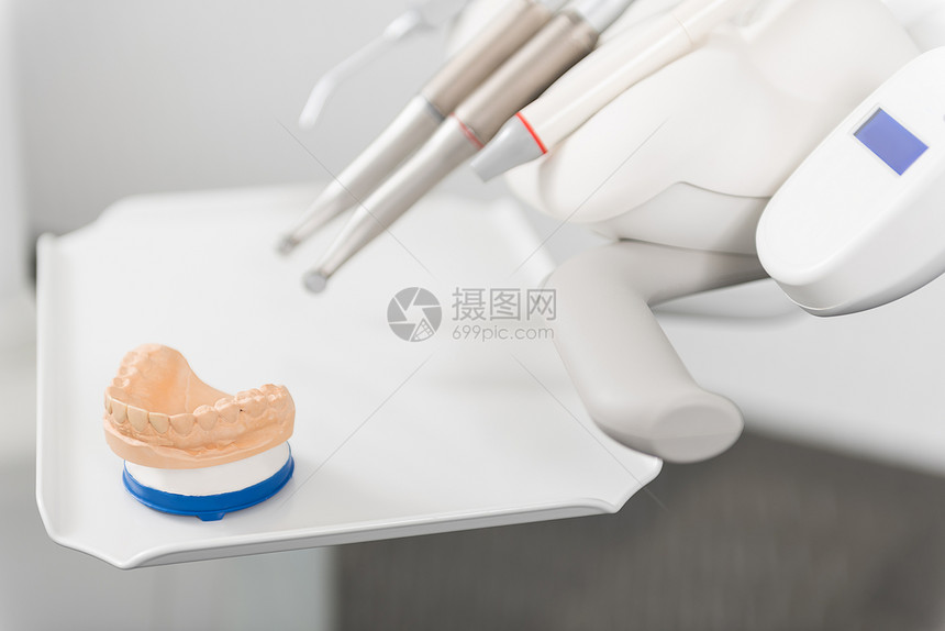 近距离定位口腔病学牙科设备附近的牙齿模拟器装置图片
