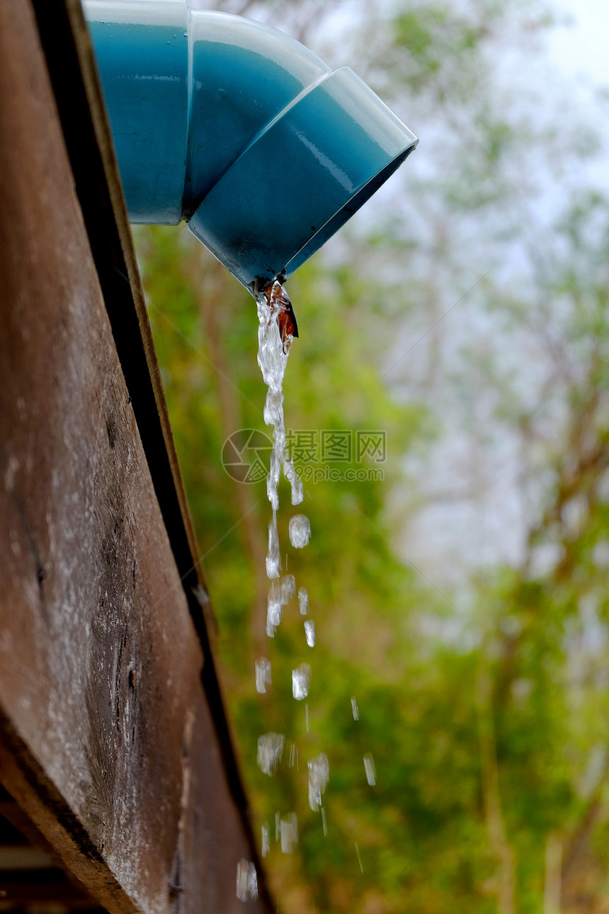 水从屋顶雨水槽落水管倾泻而下图片