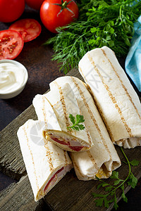 ShawarmaPita面包加烤鸡新鲜蔬菜和奶油酱图片