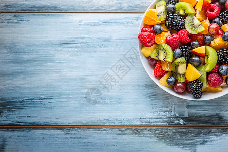 水果新鲜混合热带水果沙拉一碗健康的新鲜水果沙拉死图片
