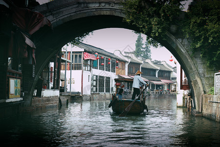 上海朱甲岛市传统旅游船和历史建筑图片