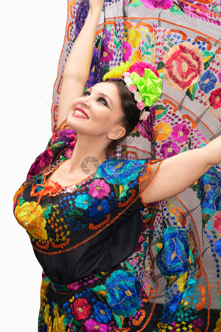 穿着传统墨西哥服装的美丽笑着微笑的墨西哥女人图片