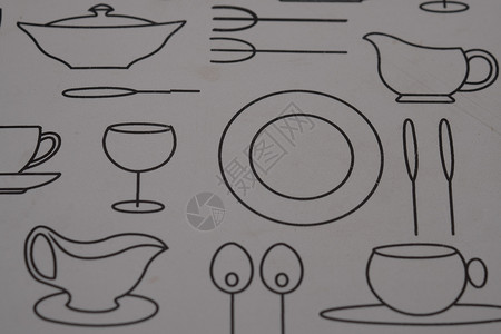 以现代黑白设计的塑料厨房晚饭桌布局的图片