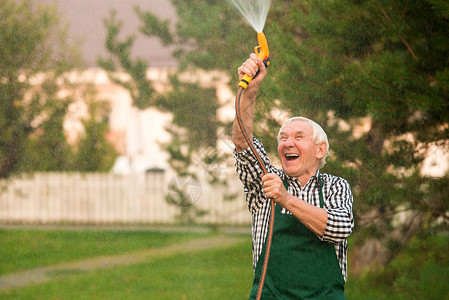 有水龙头的高级园丁老头子玩得很开心图片