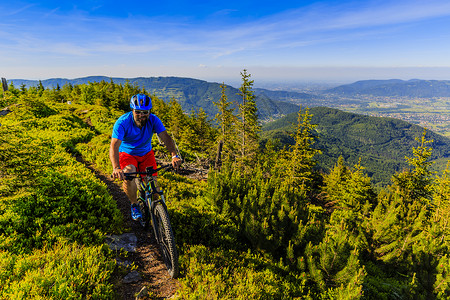 山地自行车骑自行车在夏季山区森林景观男子骑自行车MTB图片