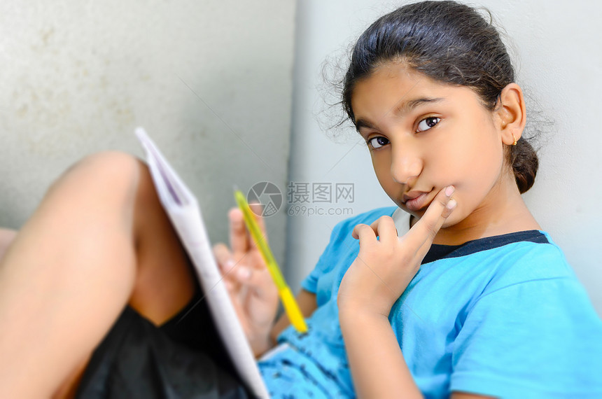 印度亚洲女童学生在室内做家庭作业时图片