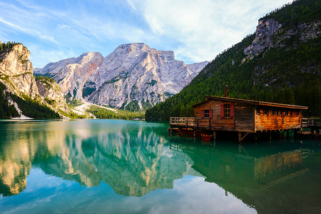 Dolomite山脉的Braies湖Pragser图片