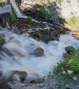 与山区河流的瀑布图片
